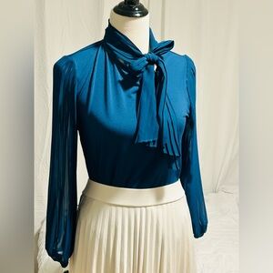 Cable & gauge M teal blue long pleated sleeves blouse Scarf Detail